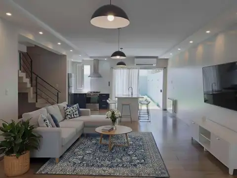 Casa en Venta con 2 cocheras