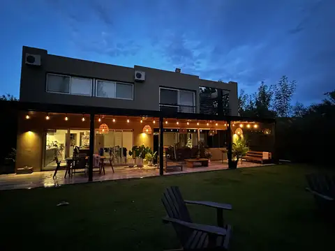 DUEÑO DIRECTO SIN COMISION.Casa en alquiler Barrio La Alameda, Nordelta. 4 Dormitorios, 2 suites , pileta, cerramiento en parrilla y quincho, galería. Digna  de ver