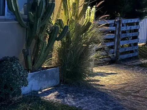 Casa en Alquiler con 2 cocheras