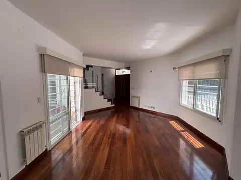 CASA EN VENTA-BANFIELD-5 AMBIENTES-AMPLIA COCHERA