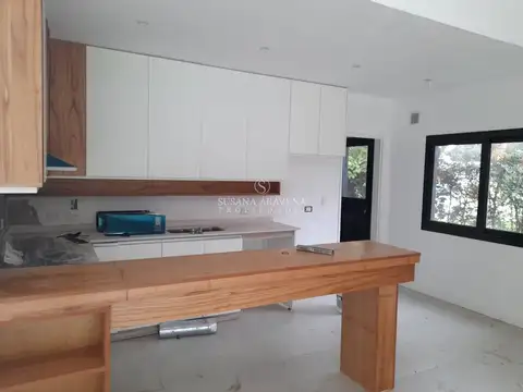 Casa en Alquiler con 2 cocheras