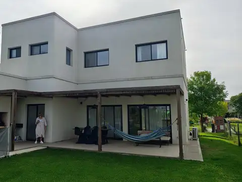 Casa en venta en barrio Araucarias, Puerto del Lago