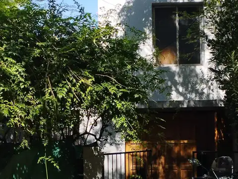 Casa en alquiler - 3 Dormitorios 1 Baño - Cochera - 293Mts2 - City Bell, La Plata