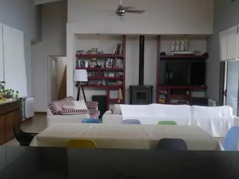 Chacras de la Reserva - Casa de 4 dormitorios con Hermoso Parque (SE ALQUILA POR UN AÑO AMOBLADA)