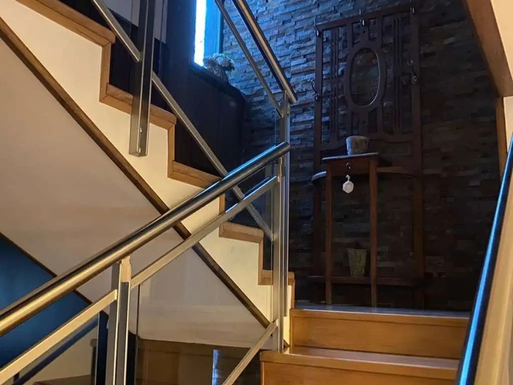 Casa - 230  m² Cubierta | 3 dormitorios | 15 años | 4 baños | 6 ambientes | 1 cochera