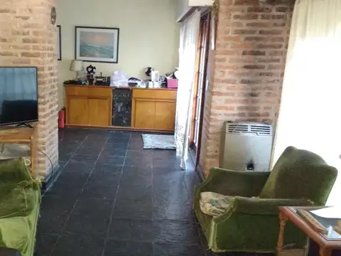 Casa 6 ambientes con 2 baños