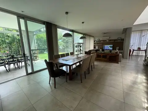Casa 7 ambientes con 4 baños