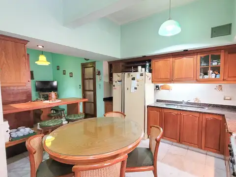 Chalet 5 amb. con garage, quincho, parque - Punta Mogotes