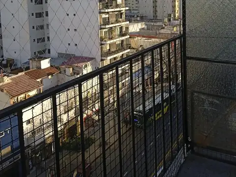 Alquiler cuatro ambientes piso alto con balcón - Muy luminoso   Excelente ubicación  