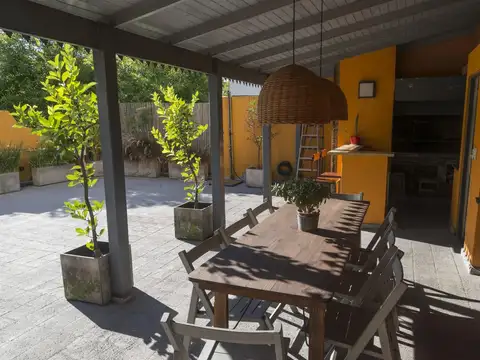 PH de 5 ambientes con terraza y entrada independiente.