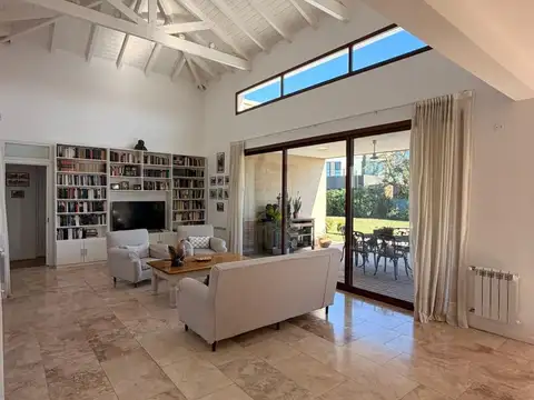 Casa 5 ambientes con 2 baños