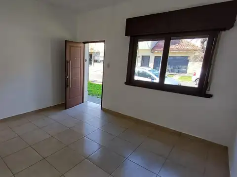 Casa de 2 dormitorios con patio en lote de 10x10