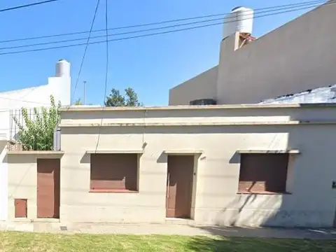 Casa de 2 dormitorios con patio en lote de 10x10