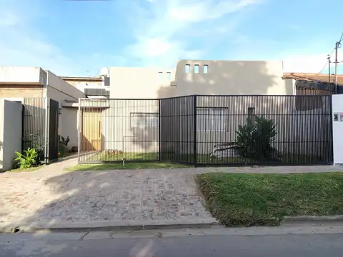 VENTA CASA 3 AMBIENTES PILAR JARDIN Y TERRAZA