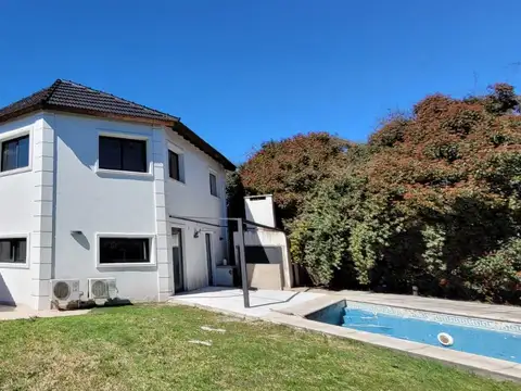 Casa en Alquiler con 3 cocheras