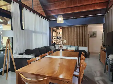 Casa en Venta con 2 cocheras