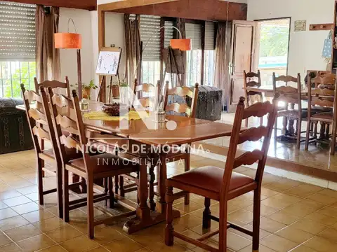 Hermosa casa de  2 niveles, con amplios espacios.