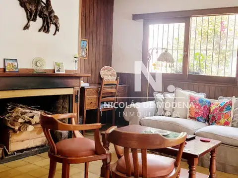 Hermosa casa de  2 niveles, con amplios espacios.