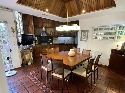 Casa 6 ambientes con 2 baños