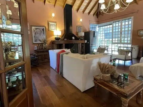 CASA EN VENTA EN CITY BELL - 3 DORMITORIOS - PARQUE  - PILETA