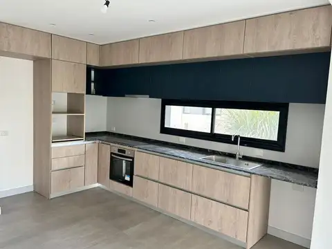 Casa en Alquiler con 2 cocheras