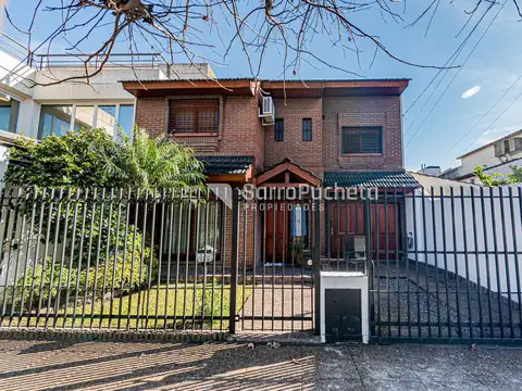 Venta casa 4 ambientes con parque y parrilla en Haedo Sur.