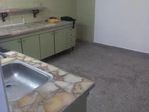 Alquiler Casa muy amplia en PH, Castelar Sur, a 7 cuadras de la estación