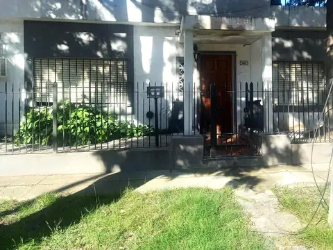 Alquiler Casa muy amplia en PH, Castelar Sur, a 7 cuadras de la estación
