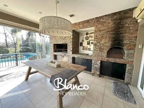 Casa en Alquiler con 2 cocheras