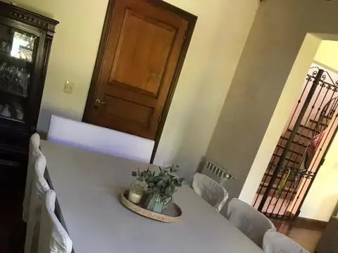 Gran galería y jardín! Tres dormitorios en planta baja más suite en planta alta