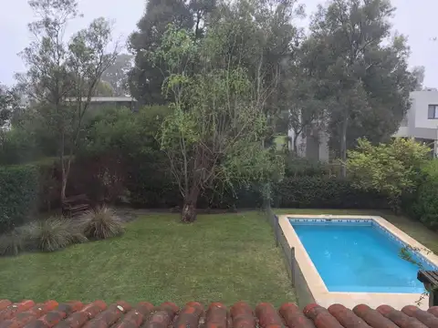 Gran galería y jardín! Tres dormitorios en planta baja más suite en planta alta