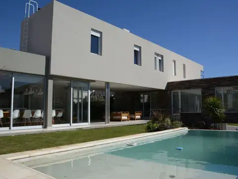 Casa en Venta con 2 cocheras