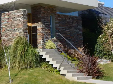 CASA EN VENTA CON PILETA, B° Bocahue, Neuquén.