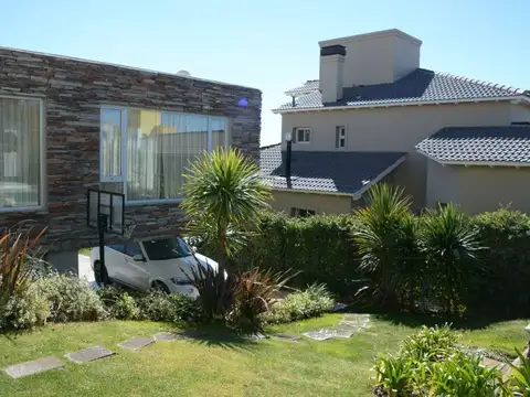 Casa 14 ambientes con 3 baños