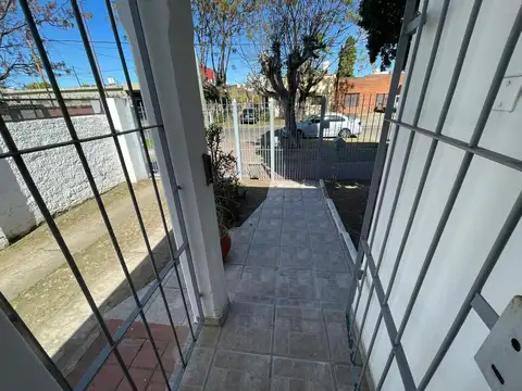 Casa en Alquiler en Bernal, $ 800.000