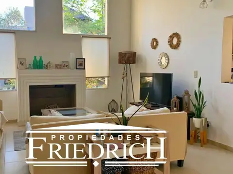 Casa en Venta con 3 cocheras