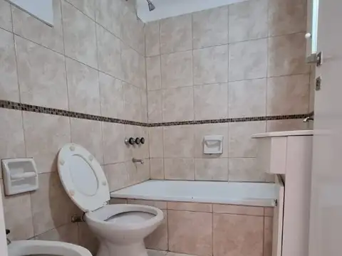 A SOLO DOS CUADRAS DE ESTACION FERROCARRIL ROCA- 2 AMPLISIMOS AMBIENTES