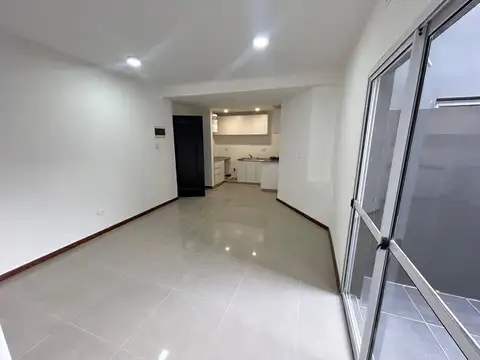 Departamento 3 ambientes con patio y balcon.