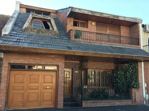 CHALET DE DOS PLANTAS - JARDIN Y PARRILLA - EXCELENTE ESTADO