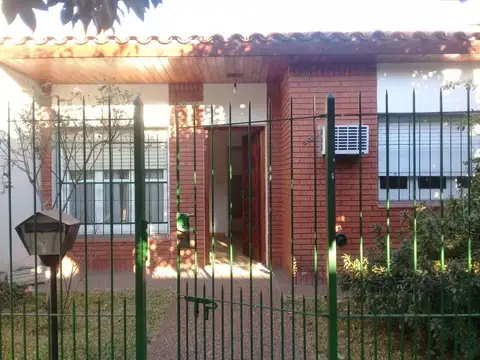 Venta Quilmes. Chalet de 3 dorm. c/ fdo. libre y garage pte.
