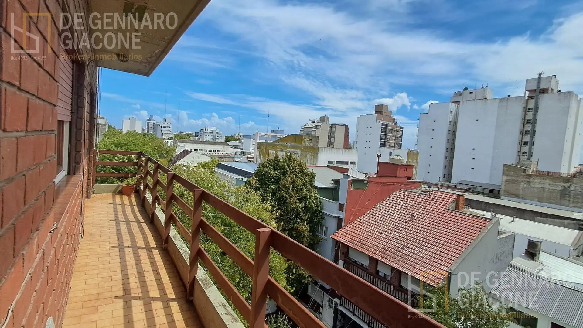 Departamento 3 amb parcialmente reciclado, 68m² con balcón — Centro