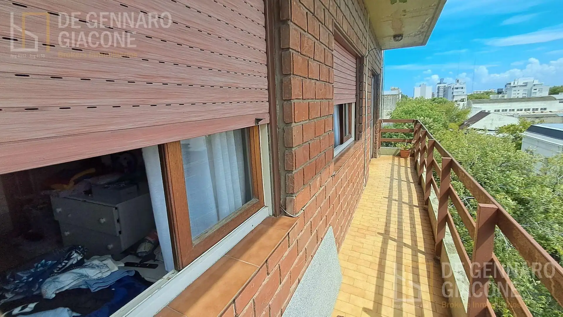 Departamento 3 amb parcialmente reciclado, 68m² con balcón — Centro