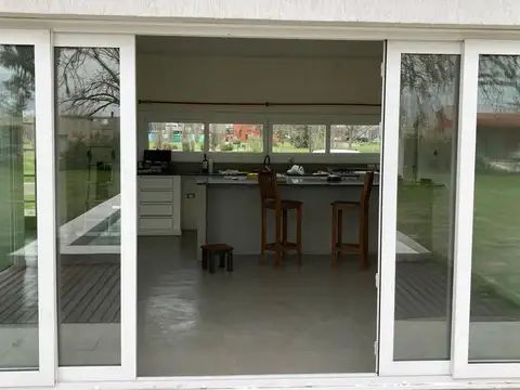 EXCELENTE CASA EN EL BARRIO SAN MATIAS EN ESCOBAR CON PILETA.