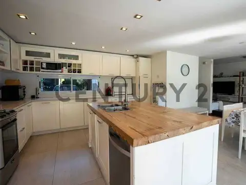 Casa de Categoría en Venta en City Bell con Parque, Pileta y Parrilla