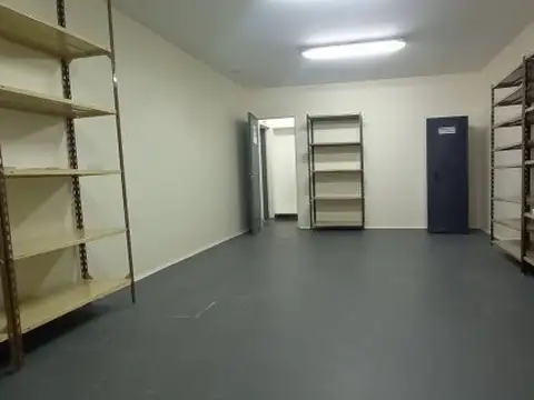 DEPOSITO CON ENTRADA DE VEHICULOS Y OFICINAS