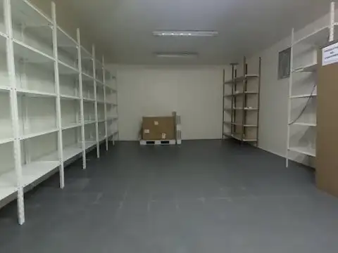 DEPOSITO CON ENTRADA DE VEHICULOS Y OFICINAS