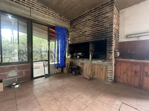 GRAN Casa con PILETA y ENORME Terreno ESQUINA de 1982 m2 en LAGO AZUL a 50 mts bajada al LAGO