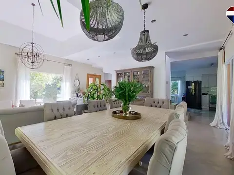 Casa en Venta con 2 cocheras