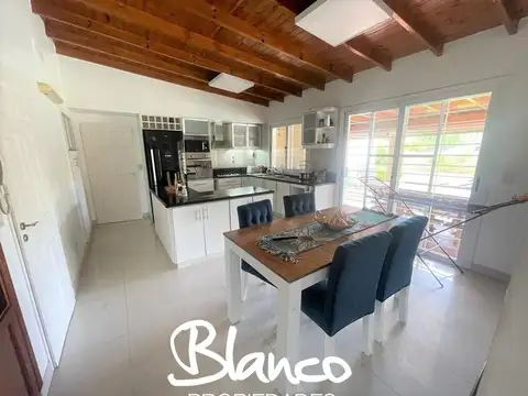 Casa 4 ambientes con 4 baños