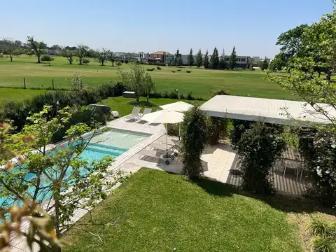 Gran casa en venta sobre lote al golf en Haras Santa María